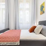 Bright Aparment Close To Wenceslas Square With Parking